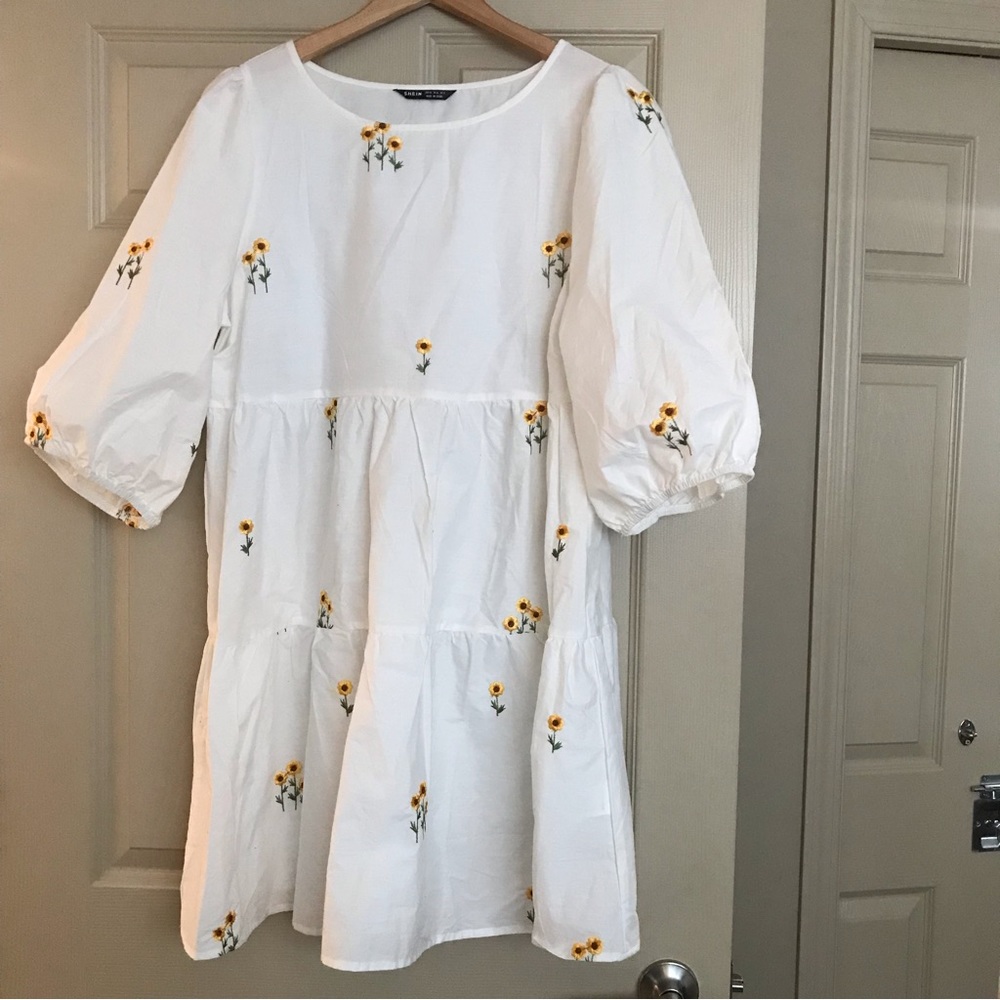White cotton daisy babydoll dress. Size XL , 3/4 length sleeves.